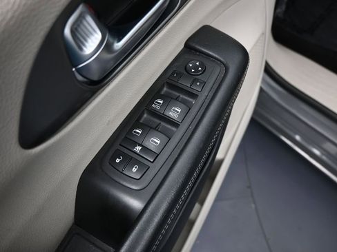Used 2022 Chrysler Pacifica Touring-L FWD image 13