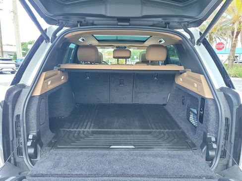 Certified 2025 Land Rover Range Rover SE AWD/4WD image 11