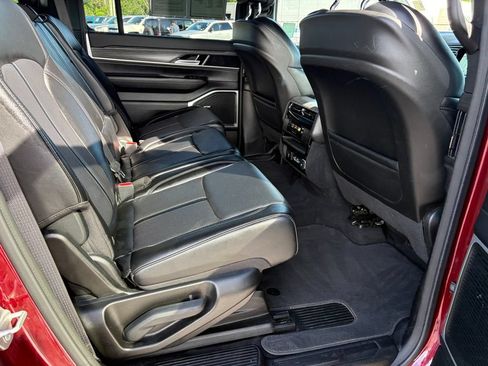 Used 2024 Jeep Wagoneer Series II w/ Flexible Seating Group AWD/4WD image 12