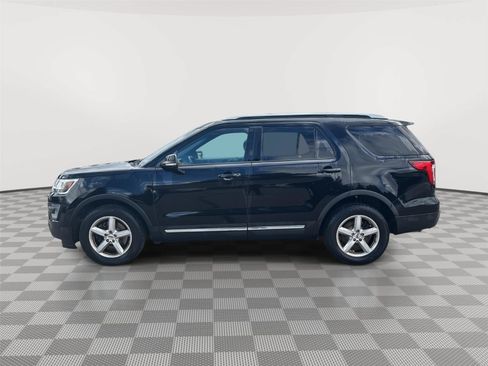 Used 2017 Ford Explorer XLT w/ Equipment Group 202A AWD/4WD image 21