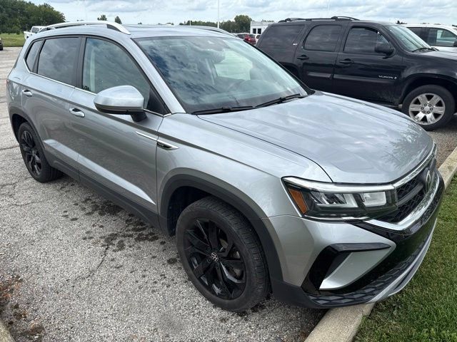Used 2023 Volkswagen Taos SE w/ Panoramic Sunroof Package FWD image 8