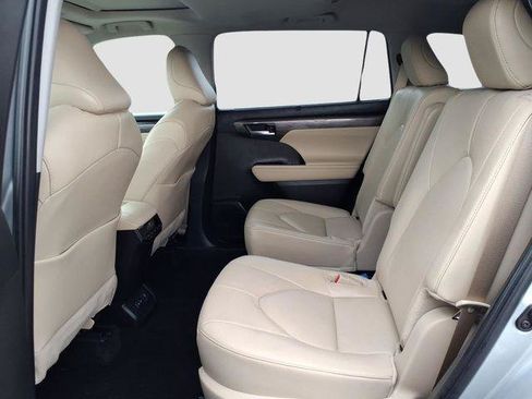 Certified 2024 Toyota Highlander Limited AWD/4WD image 17