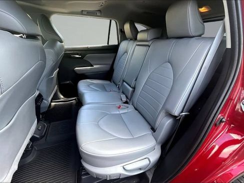 Used 2022 Toyota Highlander XLE AWD/4WD image 22