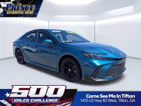 Used 2025 Toyota Camry SE FWD image 1