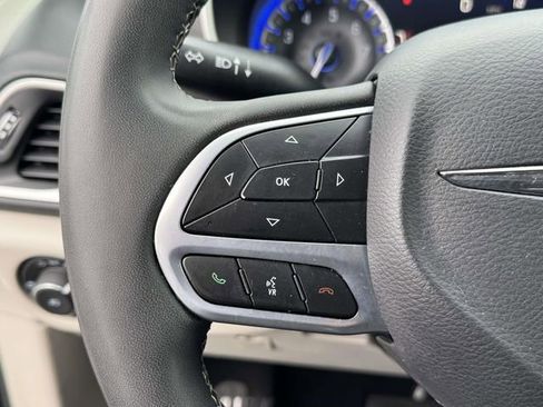 Used 2023 Chrysler Pacifica Touring-L image 11