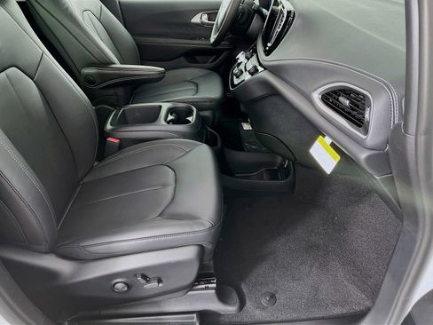 New 2026 Chrysler Pacifica Select FWD image 23
