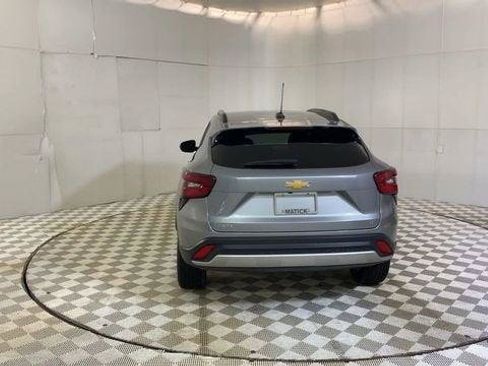 Used 2025 Chevrolet Trax LT FWD image 8