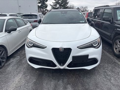 Used 2022 Alfa Romeo Stelvio Veloce image 2