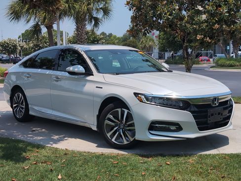 Used 2020 Honda Accord Touring image 2