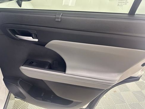 Used 2023 Toyota Highlander XLE AWD/4WD image 22