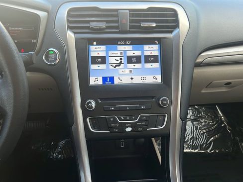 Used 2018 Ford Fusion SE w/ Fusion SE Technology Package FWD image 13