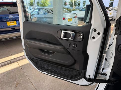 Used 2025 Jeep Wrangler Unlimited Sahara AWD/4WD image 18
