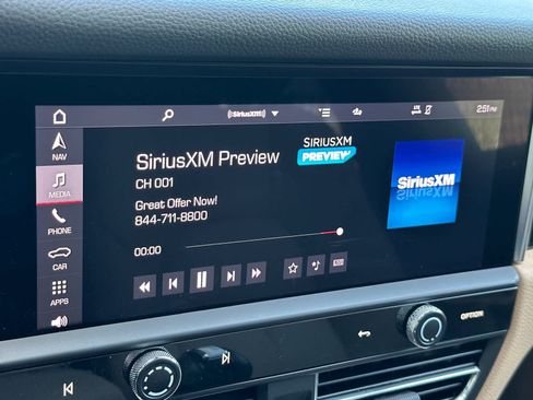 Certified 2022 Porsche Macan AWD/4WD image 21