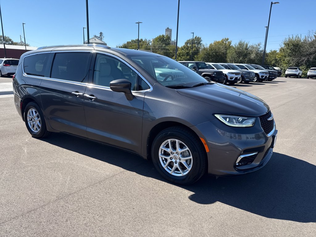 Used 2021 Chrysler Pacifica Touring-L FWD image 7