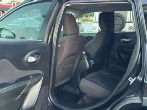 Used 2016 Jeep Cherokee Latitude FWD image 18