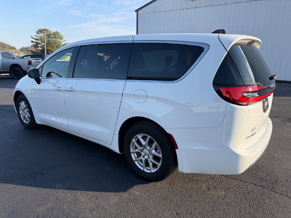 Used 2026 Chrysler Pacifica Select FWD image 7