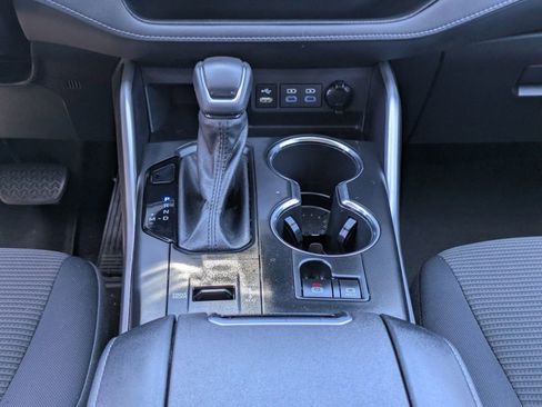 Used 2022 Toyota Highlander LE image 21