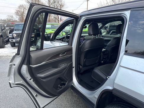New 2025 Jeep Grand Cherokee Limited w/ Trailer Tow Package AWD/4WD image 29