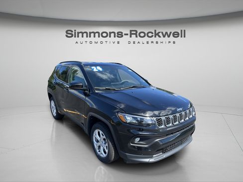 Used 2024 Jeep Compass Latitude AWD/4WD image 7
