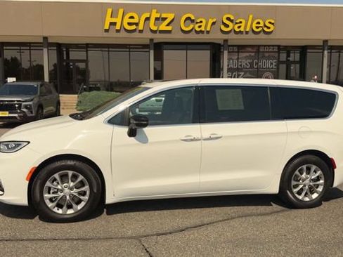Used 2026 Chrysler Pacifica Limited FWD image 5