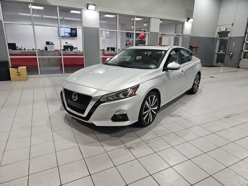 Certified 2019 Nissan Altima 2.5 Platinum image 3
