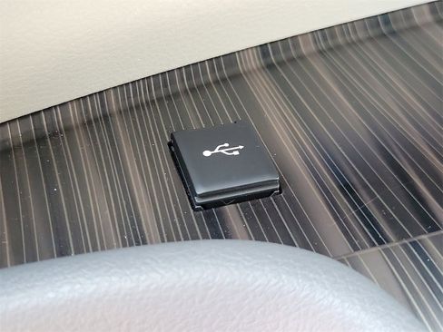 Used 2024 Toyota Sienna Limited image 30