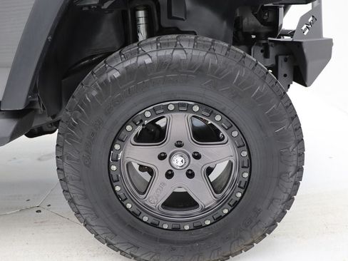 Used 2017 Jeep Wrangler Unlimited Rubicon w/ Dual Top Group AWD/4WD image 10