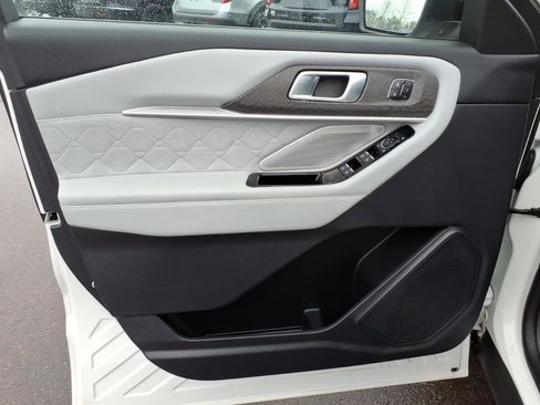 Used 2025 Ford Explorer Platinum w/ Ultimate Package image 11