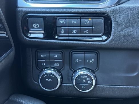 Used 2025 GMC Yukon XL Denali AWD/4WD image 33