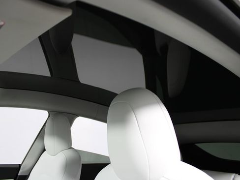 Used 2021 Tesla Model Y Long Range image 9