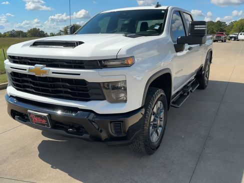 Used 2024 Chevrolet Silverado 2500 Custom w/ Custom Value Package image 3
