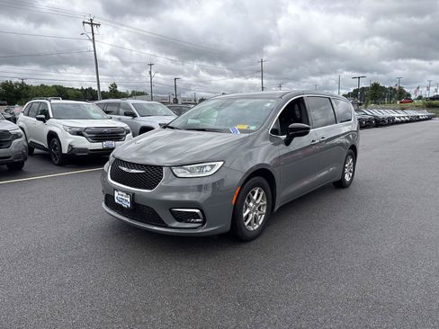 Used 2025 Chrysler Pacifica Select FWD image 6