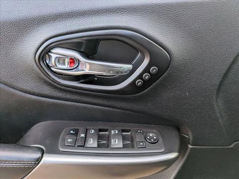 Used 2021 Jeep Cherokee Limited image 15