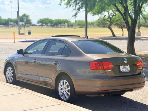 Used 2011 Volkswagen Jetta SE FWD image 3