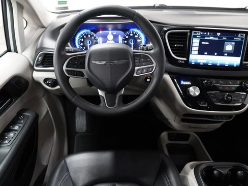 Used 2024 Chrysler Pacifica Touring-L image 14