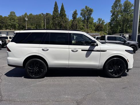 Used 2025 Lincoln Navigator Reserve w/ Jet Appearance Package AWD/4WD image 6