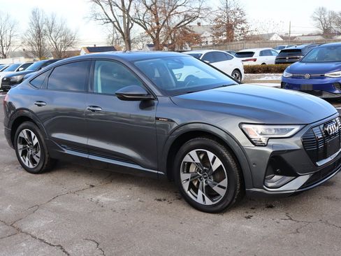 Used 2022 Audi e-tron Premium w/ Convenience Plus Package image 3