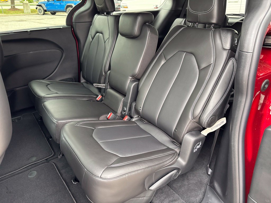 New 2027 Chrysler Pacifica Select FWD image 18