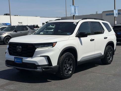Used 2025 Honda Pilot TrailSport image 4