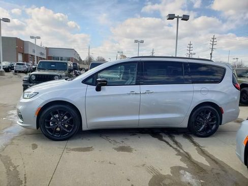 New 2026 Chrysler Pacifica Limited w/ S Appearance Package FWD image 3