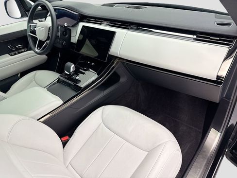 Used 2024 Land Rover Range Rover Sport SE image 16