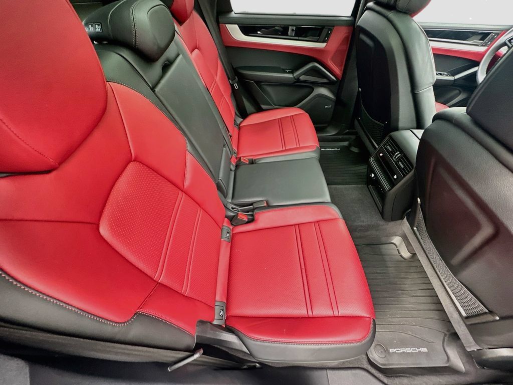 Certified 2025 Porsche Cayenne AWD/4WD image 28
