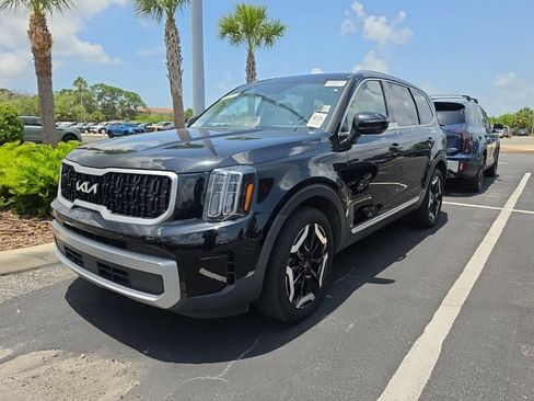 Certified 2023 Kia Telluride EX w/ EX Captain's Chair Package FWD image 5