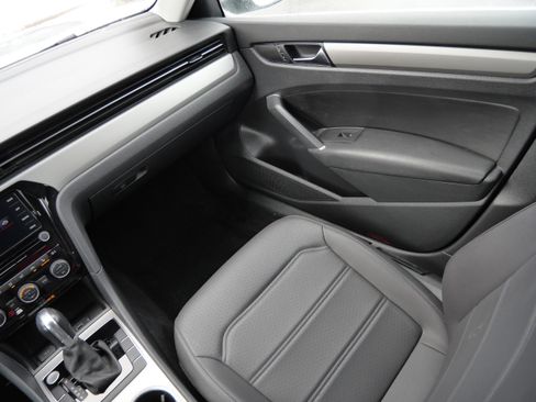 Certified 2020 Volkswagen Passat 2.0T SE image 11