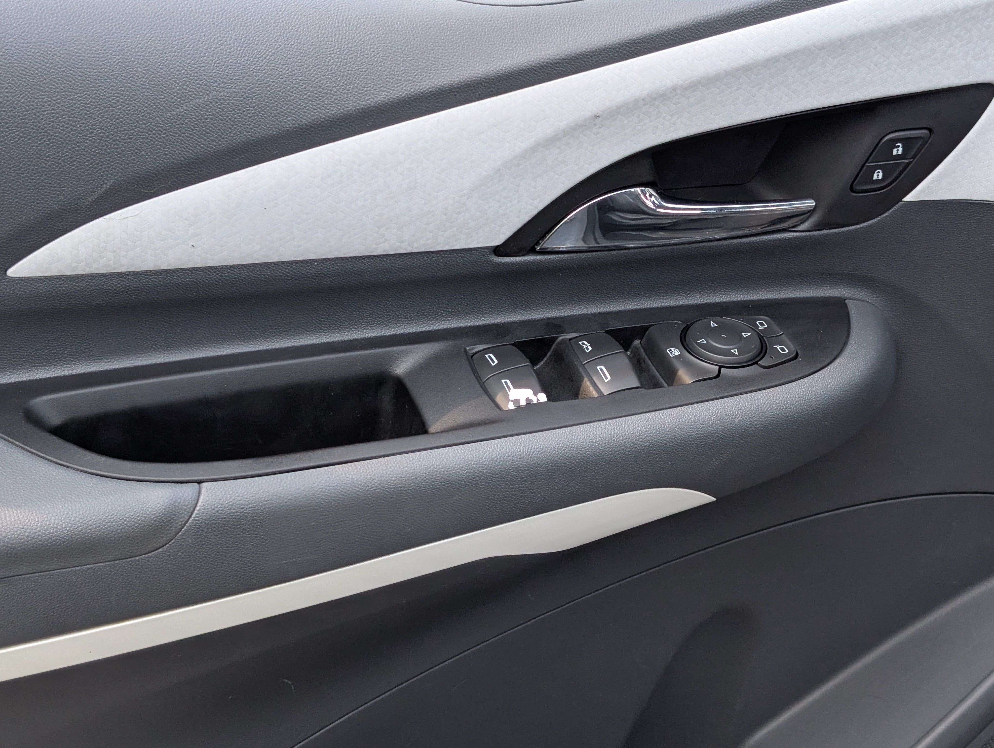 Used 2019 Chevrolet Bolt Premier w/ Infotainment Package FWD image 15