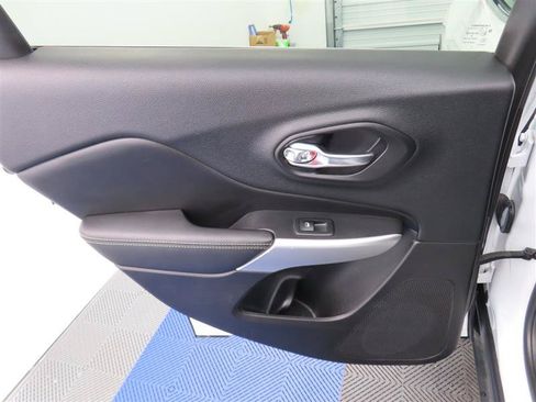 Used 2018 Jeep Cherokee Latitude Plus w/ Comfort/Convenience Group FWD image 28