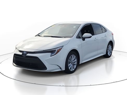 Used 2024 Toyota Corolla LE image 2
