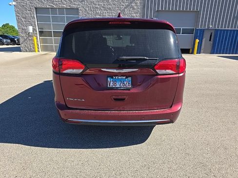 Used 2017 Chrysler Pacifica Touring-L Plus w/ Tire & Wheel Group FWD image 5