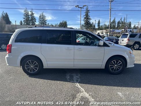 Used 2017 Dodge Grand Caravan SXT image 8