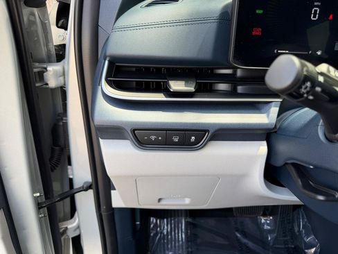 Used 2025 Kia Carnival EX FWD image 17